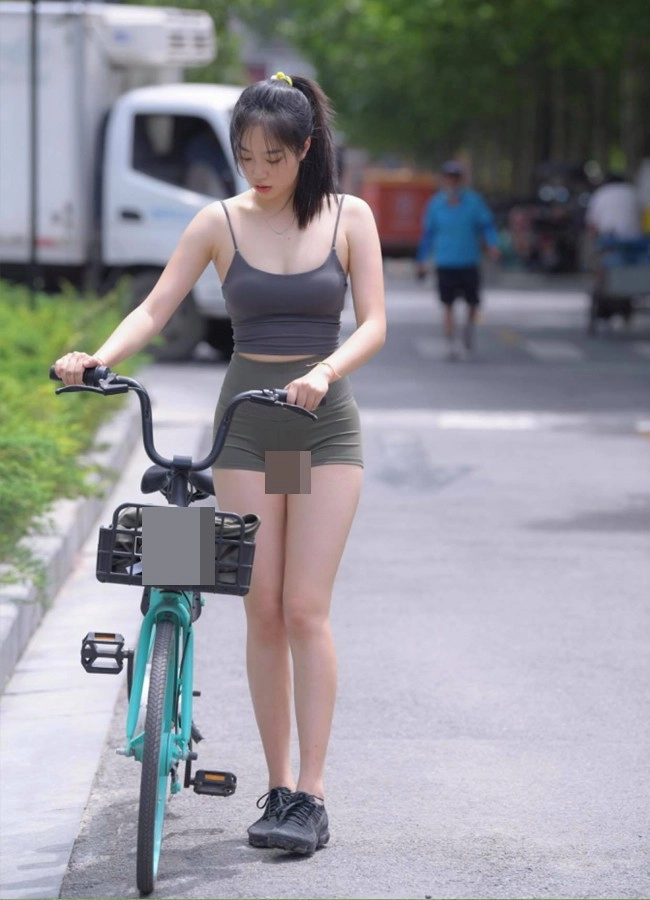 Người phụ nữ đạp xe mặc đồ bó sát khoe trọn tấm lưng làm tắc cả đoạn đường hồ tây - 8