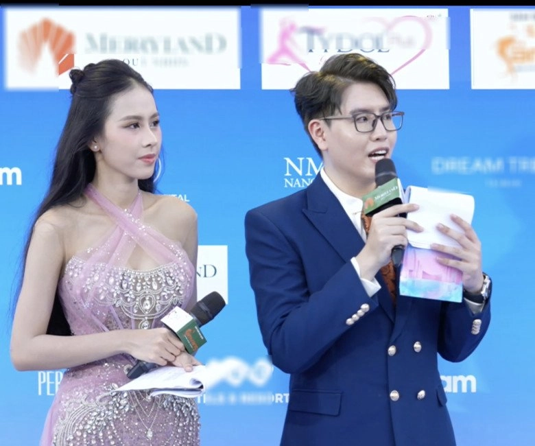 Nữ mc nhà đài cầm trịch chung kết miss world vietnam ảnh chụp lén khó dìm bóng lưng đẹp như thiếu nữ - 1