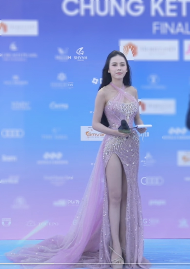 Nữ mc nhà đài cầm trịch chung kết miss world vietnam ảnh chụp lén khó dìm bóng lưng đẹp như thiếu nữ - 3