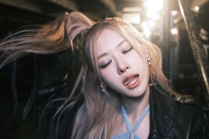 quốc bảo nhan sắc việt từng làm báo trung loạn nhịp đi concert được khen xinh hơn blackpink - 13