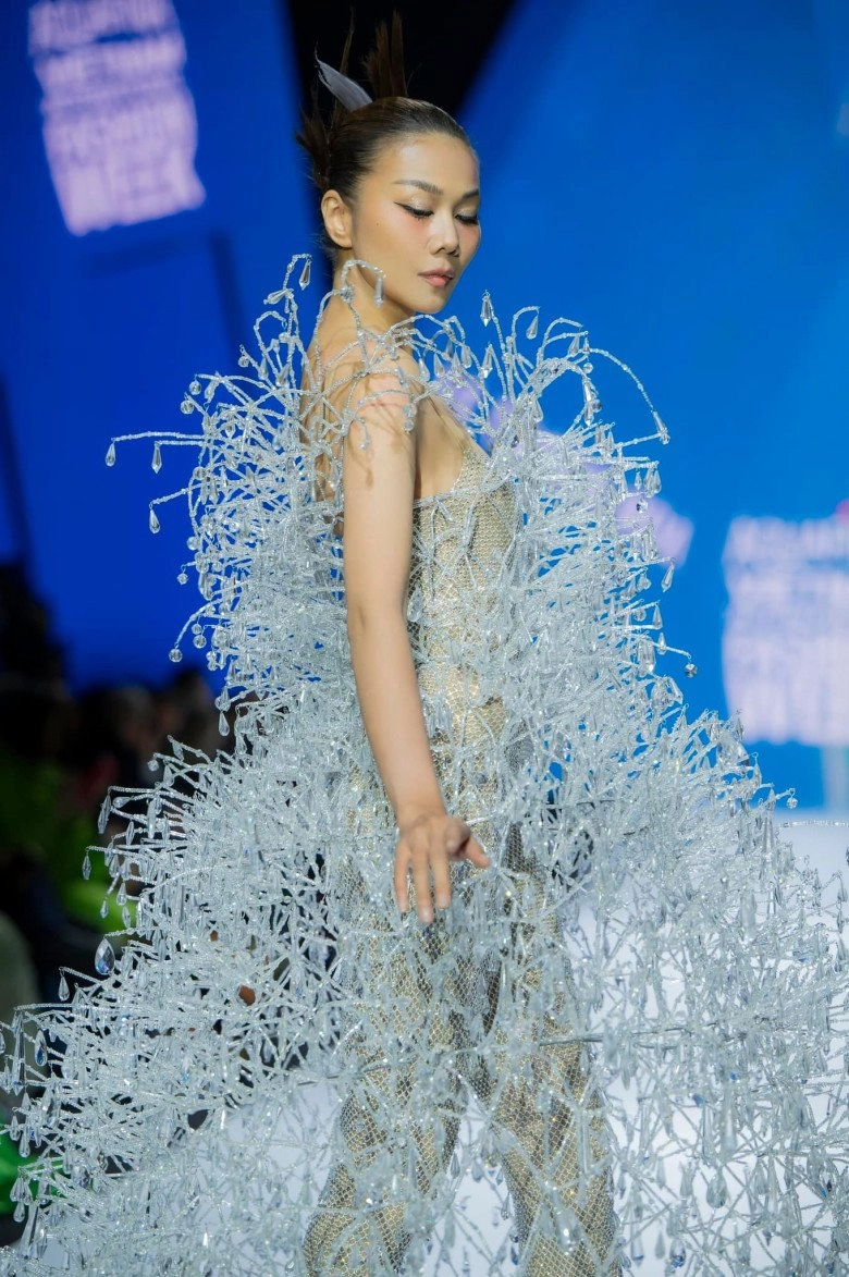 Thanh hằng catwalk với đầm nặng gần nửa tạ có nổi khổ mang tên chỉ đứng không ngồi - 1