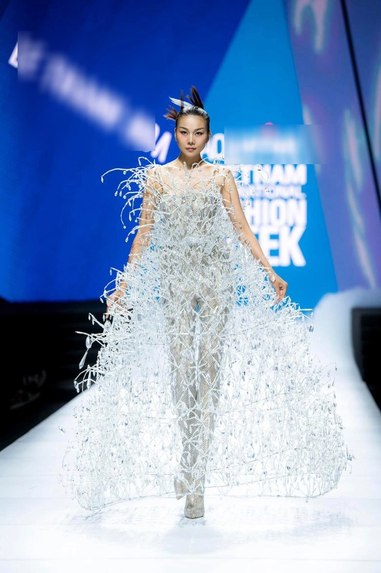 Thanh hằng catwalk với đầm nặng gần nửa tạ có nổi khổ mang tên chỉ đứng không ngồi - 6