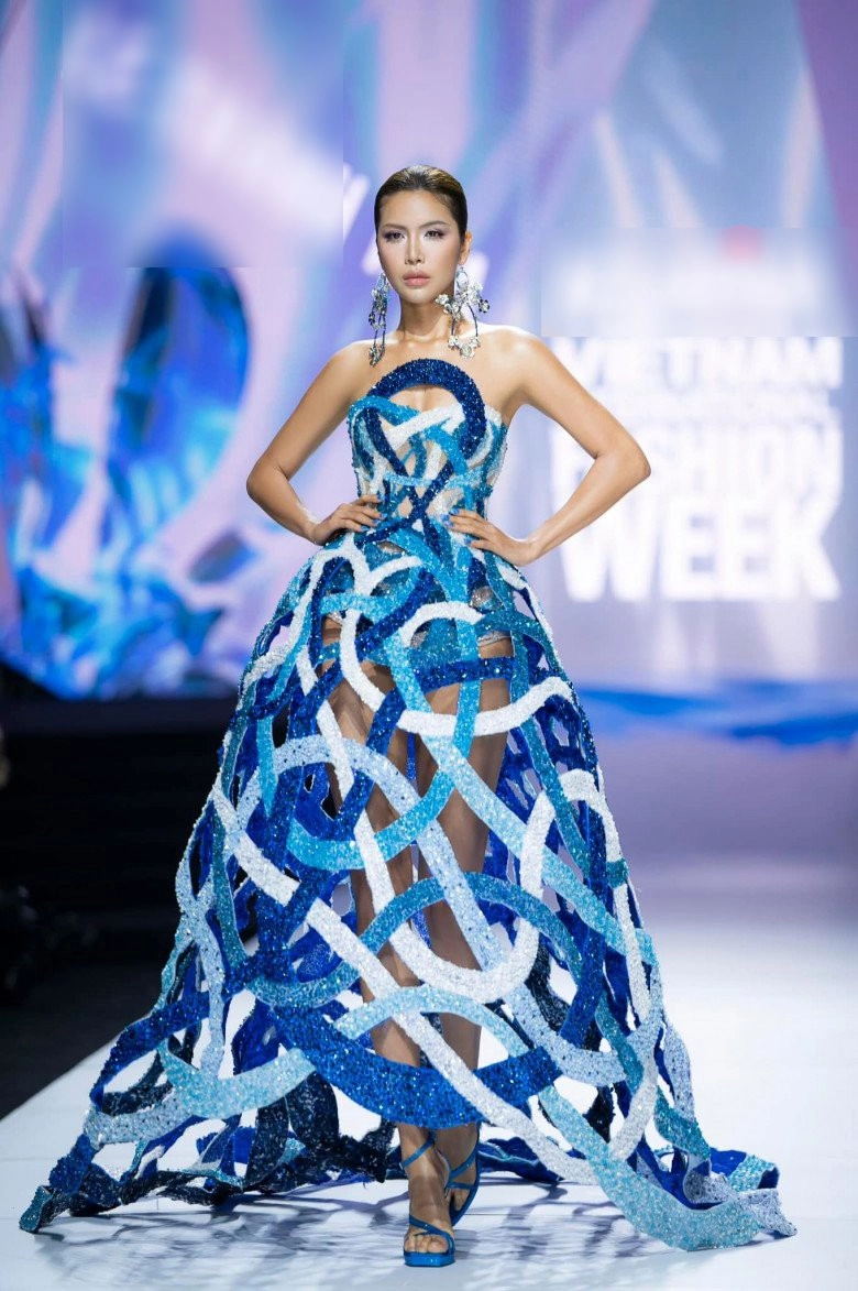 Thanh hằng catwalk với đầm nặng gần nửa tạ có nổi khổ mang tên chỉ đứng không ngồi - 7