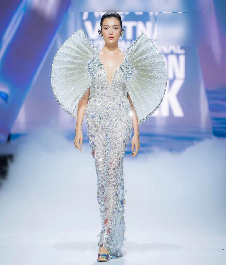 Thanh hằng catwalk với đầm nặng gần nửa tạ có nổi khổ mang tên chỉ đứng không ngồi - 8