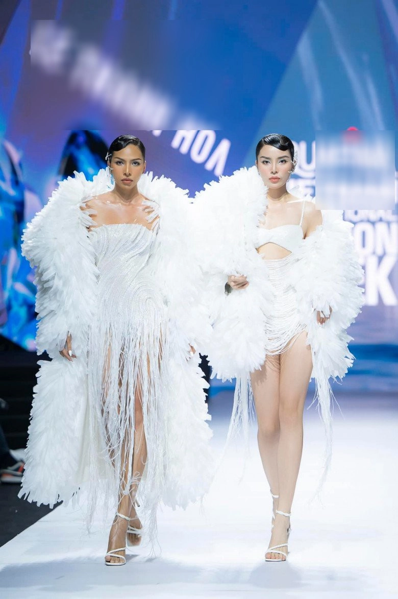 Thanh hằng catwalk với đầm nặng gần nửa tạ có nổi khổ mang tên chỉ đứng không ngồi - 9