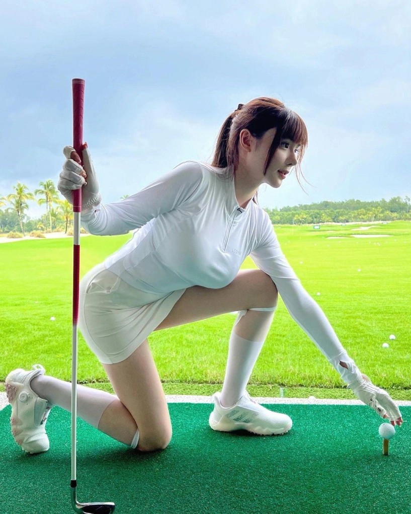 thiên thần châu á lên đồ đánh golf đạp xe khoe trọn đường cong tuyệt đẹp - 5