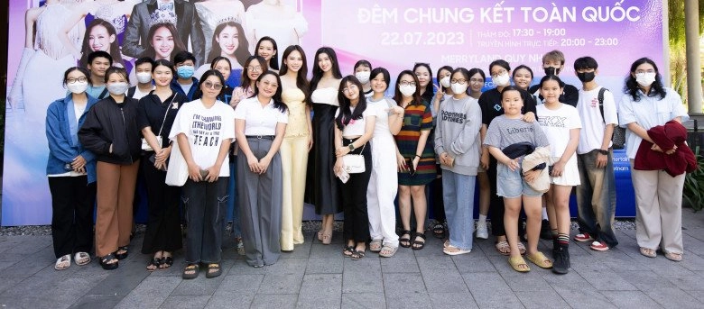 Trực tiếp chung kết miss world vietnam 2023 dàn hoa - á hậu xinh đẹp đổ bộ thảm xanh - 17