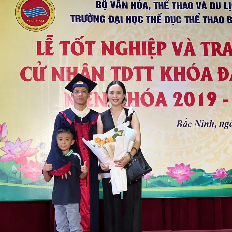 Văn quyết 32 tuổi tốt nghiệp đại học vợ mặc cả cây đen đến chúc mừng vẫn thắp sáng cả khung hình - 1