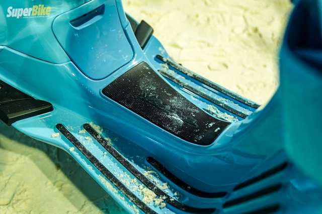Vespa ra mắt phiên bản cát vàng biển xanh hấp dẫn từ ngoại hình cho tới giá bán - 18