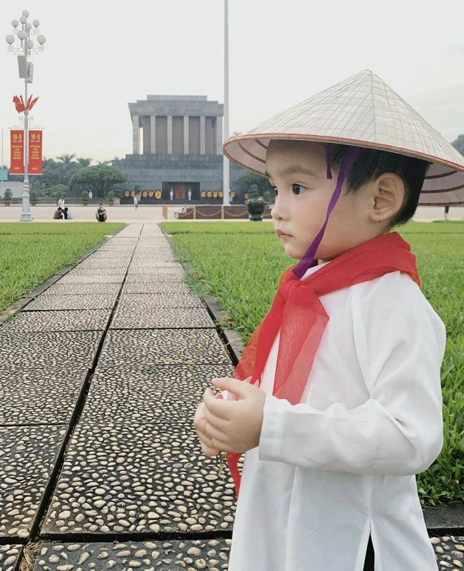 Bé gái đội nón lá chụp ảnh ở lăng bác kỉ niệm quốc khánh 29 du khách tây ai cũng thích thú vì quá đáng yêu - 6