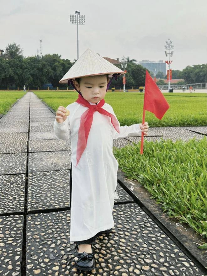 Bé gái đội nón lá chụp ảnh ở lăng bác kỉ niệm quốc khánh 29 du khách tây ai cũng thích thú vì quá đáng yêu - 7