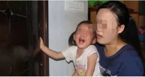 Con gái 3 tuổi đi nhà trẻ về muốn tiểu tiện nhưng không dám mẹ oà khóc khi thay đồ cho bé - 1