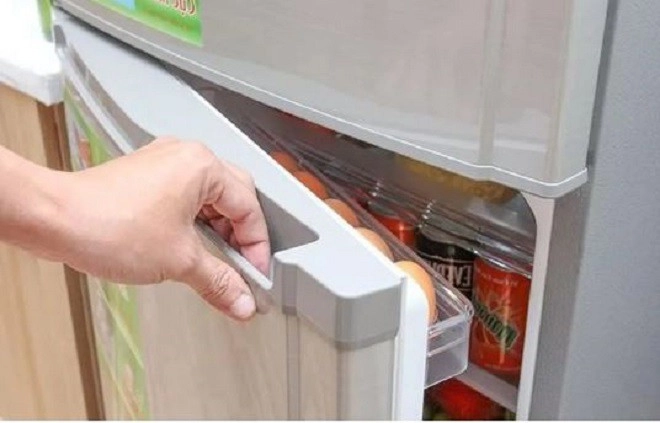 Đặt 1 tờ tiền trong tủ lạnh không ngờ lại hữu ích như vậy nhà nào cũng nên thử ít nhất 1 lần - 1
