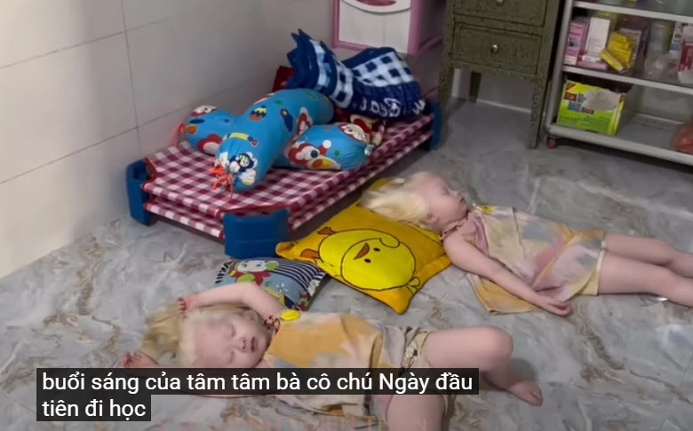 Ngày đầu tiên đến trường của cặp song sinh bạch tạng ở sóc trăng nhìn hai bé tập múa hát cùng bạn mẹ bỉm nào cũng mừng - 1