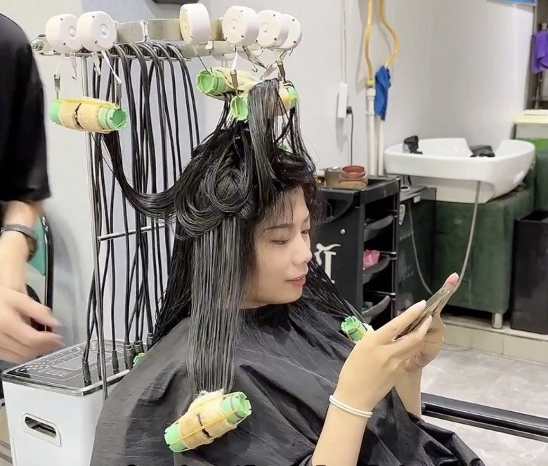 Tốn cả triệu đồng đến salon làm tóc mẹ trẻ nhận kết quả ê chề hết chồng đến con đều chê lộ hết khuyết điểm - 4