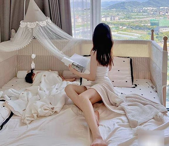 Vợ ở nhà chăm con mà mặc đẹp 365 ngày chồng nghi ngờ về giữa trưa xem thử hôm sau xin nghỉ việc - 1