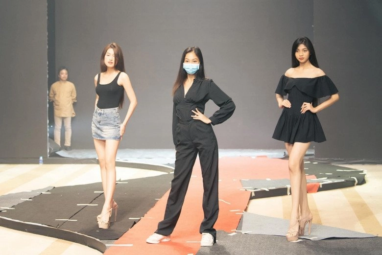 á hậu nhà nghèo huỳnh minh kiên xuất hiện khác lạ đi cao gót catwalk làm ai cũng tròn mắt - 7