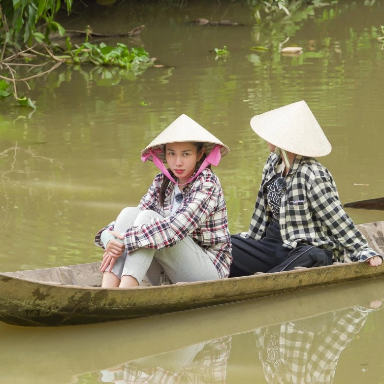 Chấm điểm phong cách hoa hậu thuỳ tiên trên bản tin đài truyền hình quốc gia 10 điểm không có nhưng - 11