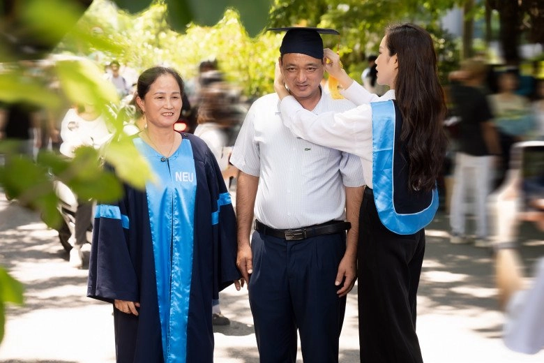 Con là hoa hậu mẹ ruột đỗ thị hà ngày thường ăn mặc bình dân đến trường con lên đồ ấn tượng - 2