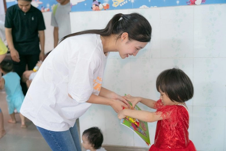 Kết thúc nhiệm kỳ nàng hậu tên nhi chăm làm từ thiện không mê xúng xính chỉ mặc chân phương - 3