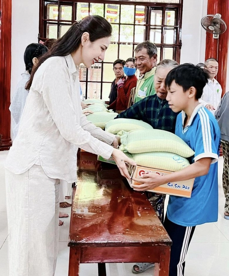 Không có vương miện thuỷ tiên vẫn khoe sắc bừng sáng giữa hai nàng hậu fans nhận ra điểm khác biệt trên mặt - 9