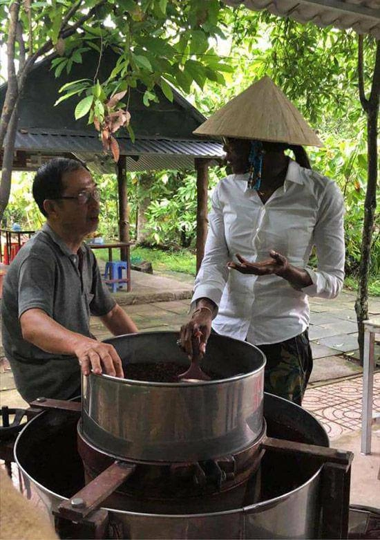 ma nữ đẹp nhất thái lan đến việt nam ăn mặc phóng khoáng đầu đội nón lá chuẩn gái việt - 9