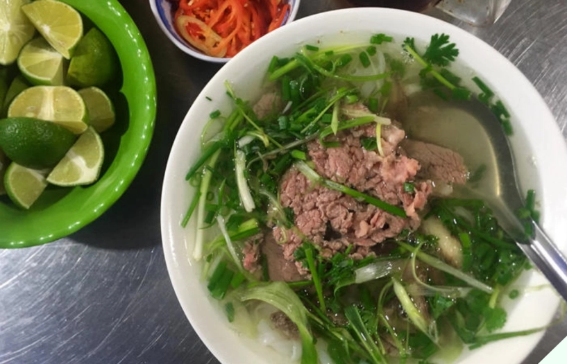 Nấu phở bò ăn sáng con dâu bị mẹ chồng mắng vì trên bàn có miếng chanh nghe lí do ai cũng ngớ người - 1