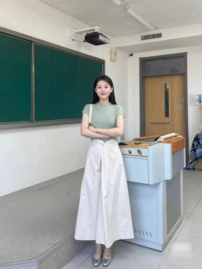 Nữ giảng viên gây tranh cãi vì ăn mặc xuề xoà xách túi nhựa đến lớp cô giáo nên mặc thế nào đến lớp mới phù hợp - 8