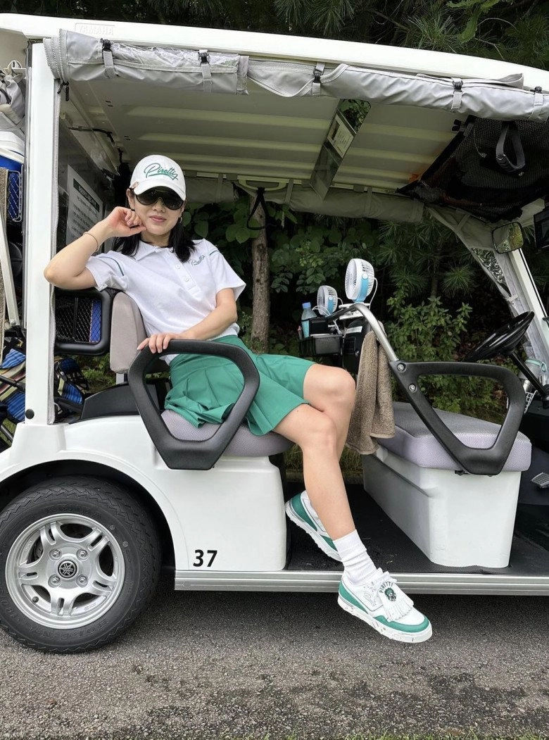 Son ye jin đi chơi golf luôn mang 2 món che chắn nhưng vô tư diện hở đúng chỗ này - 3