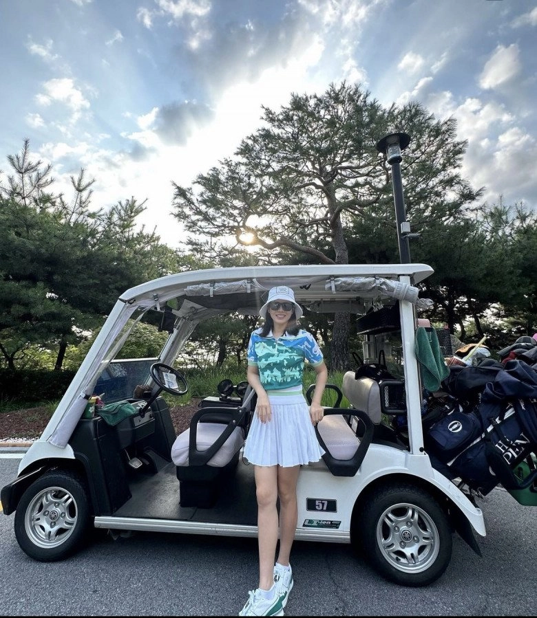 Son ye jin đi chơi golf luôn mang 2 món che chắn nhưng vô tư diện hở đúng chỗ này - 9