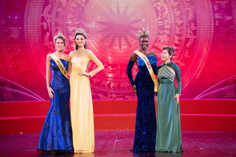 Trao sash miss grand international 2023 lê hoàng phương tinh tế nhiều thí sinh suýt vấp ngã - 5