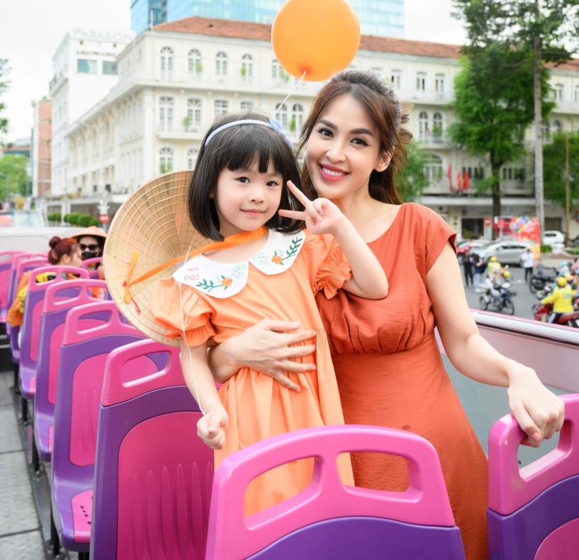 Văn anh tú vi thường xuyên rủ rê con gái hoa hậu quay clip tiktok triệu view làm bố mẹ trẻ như bạn thân của con - 6