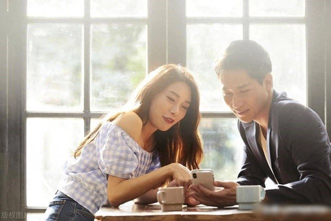 Vợ mất tôi vội vàng lấy bạn thân xinh đẹp của em một lần đi làm về sớm giữa trưa thấy cảnh ân hận suốt đời - 1