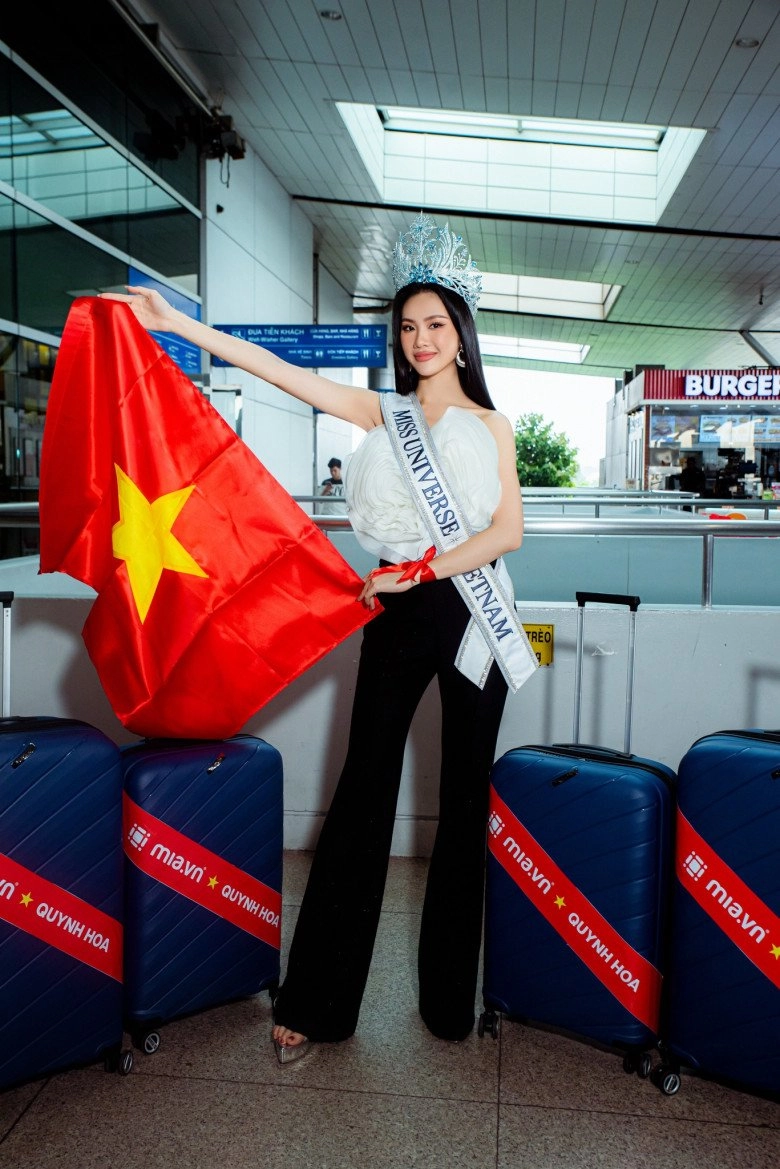 Bùi quỳnh hoa ngày đi thi miss universe ăn diện thanh lịch đội vương miện bạc tỷ vẫn gặp cảnh xót xa - 3