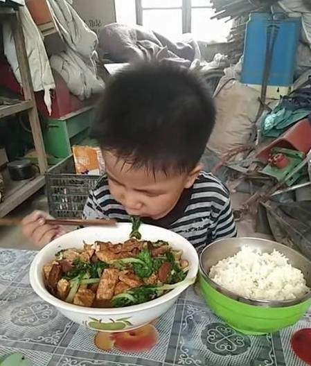 Con đi học về mách mẹ ở trường ăn không no cô giáo xem bữa ăn ở nhà thì tá hoả - 1