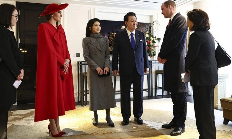 Đệ nhất phu nhân hàn quốc không lép vế kate middleton phong cách nền nã nhìn xuống chân càng nể - 2