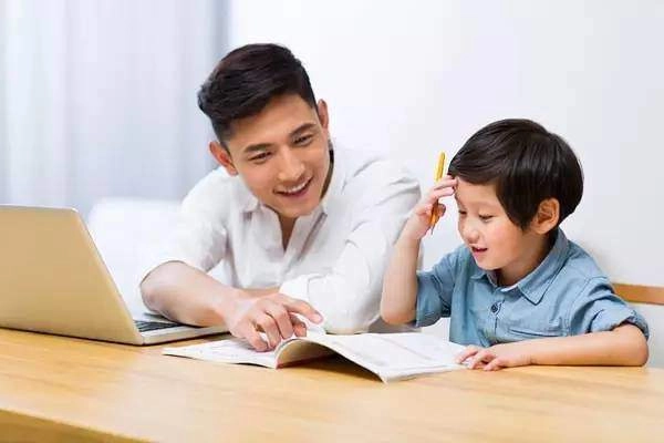 Đi công tác 3 tháng mới về bố choáng váng khi đọc bài văn tả của con tối nào em cũng ôm bố mẹ ngủ - 2