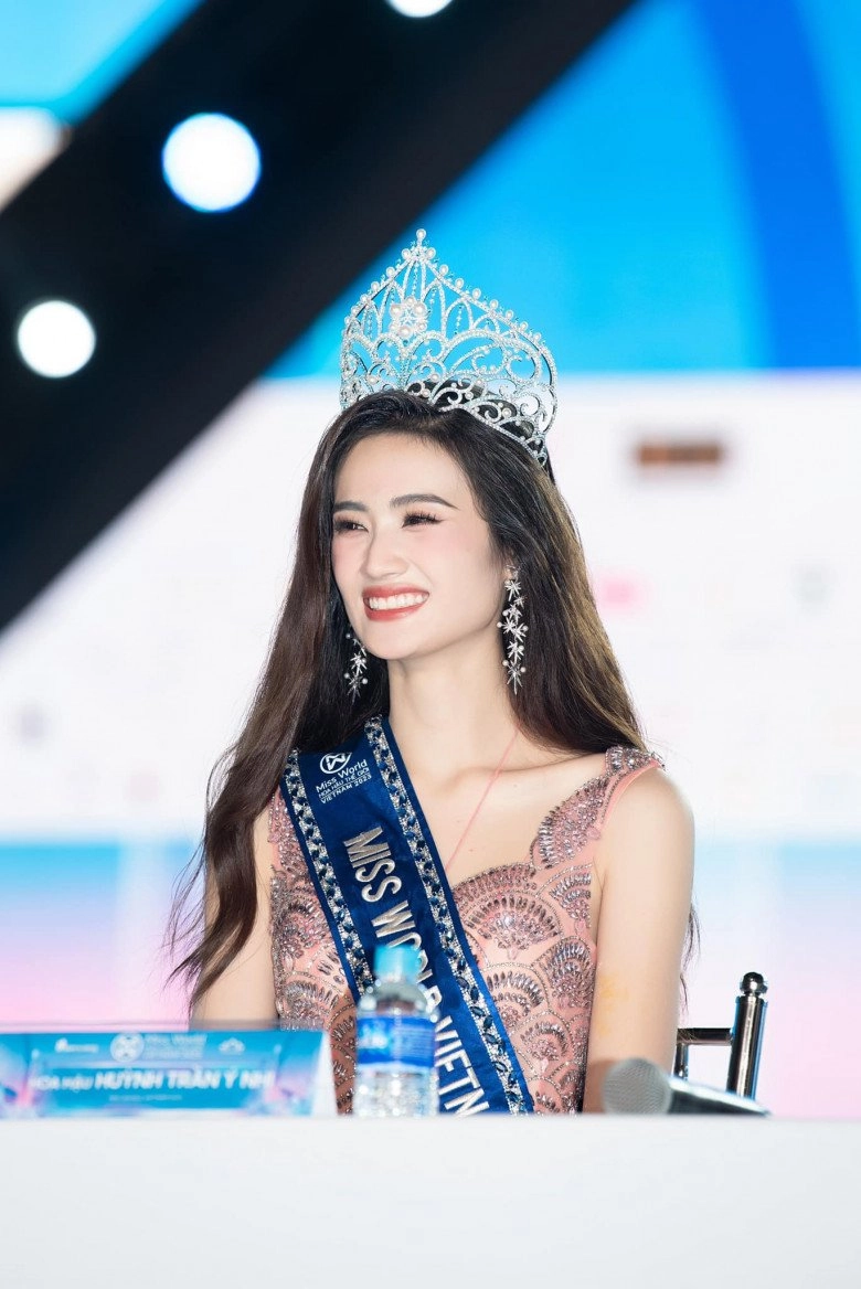 Đọ nhan sắc hội hoa hậu rời showbiz sang nước ngoài diễm hương - phạm hương gây tiếc nuối - 11