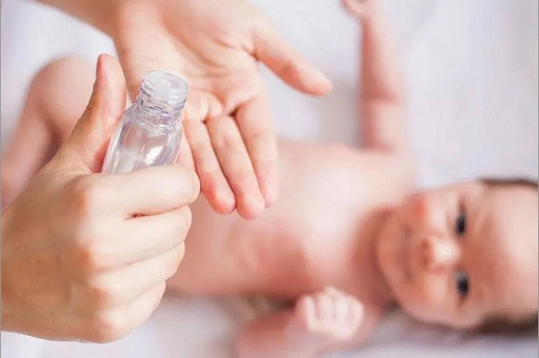 Dùng loại chất lỏng bình dân của trẻ sơ sinh tẩy trang hay dưỡng ẩm hội chị em có làn da em bé - 2