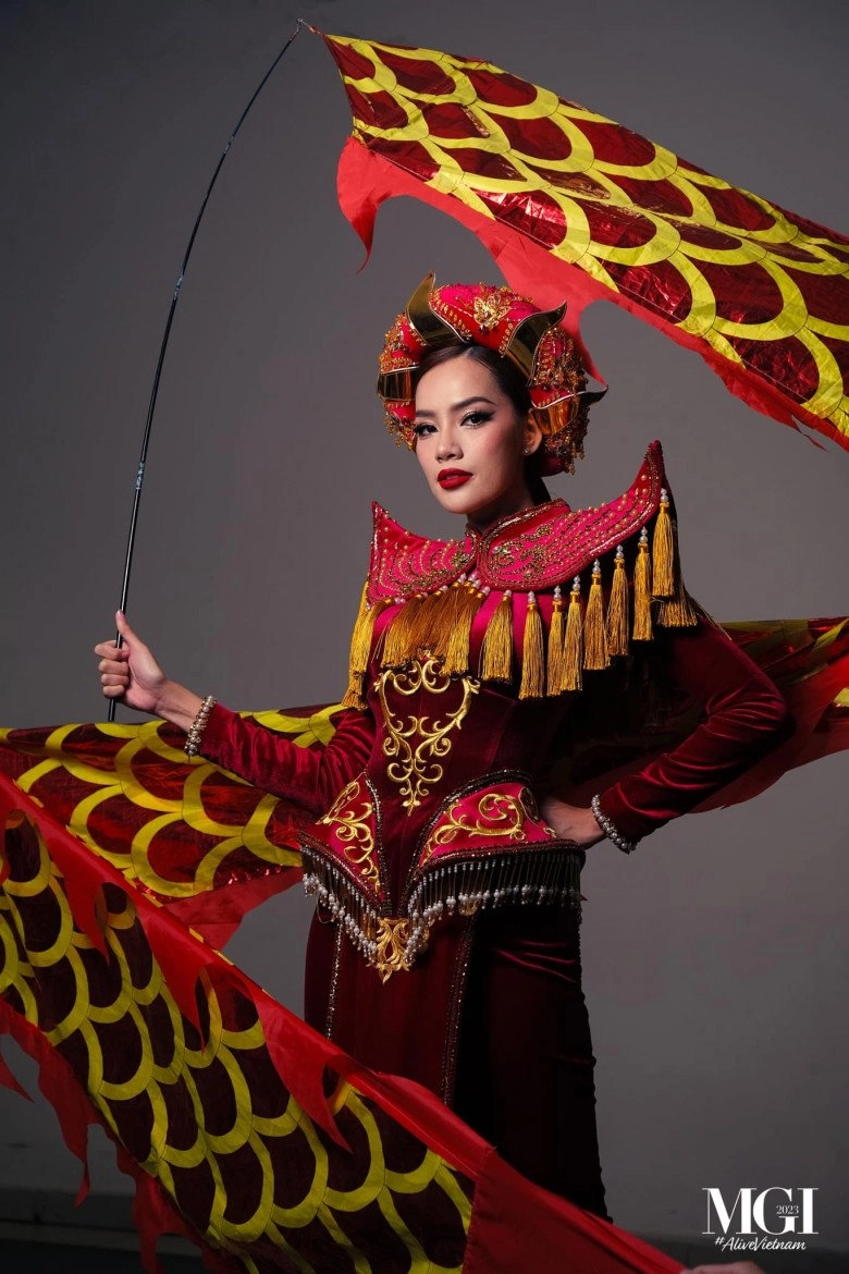 Lê hoàng phương diện váy dạ hội thiên nga vàng đính nghìn viên đá pha lê tại bán kết miss grand international 2023 - 5