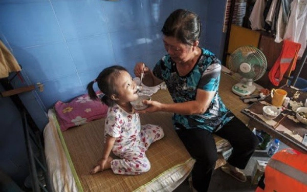 Tan làm về nhà vô tình thấy mẹ chồng bỏ thứ gì đó vào bát cháo phản ứng của con gái khi ăn khiến tôi khóc ngất - 2