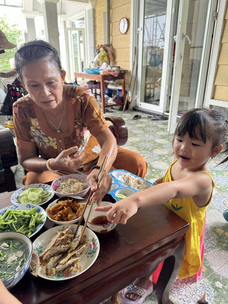 bé leon phiên bản người lớn của hồ ngọc hà khoe mâm cơm đạm bạc mẹ nấu ở quê làm dân mạng xúc động - 3