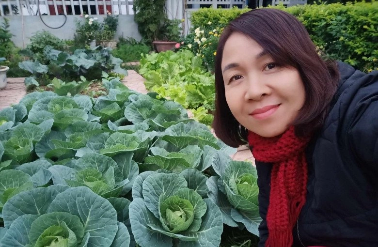 Cô giáo bắc giang làm vườn cực mát tay trồng rau rau xanh mướt trồng hoa hoa khoe sắc - 2