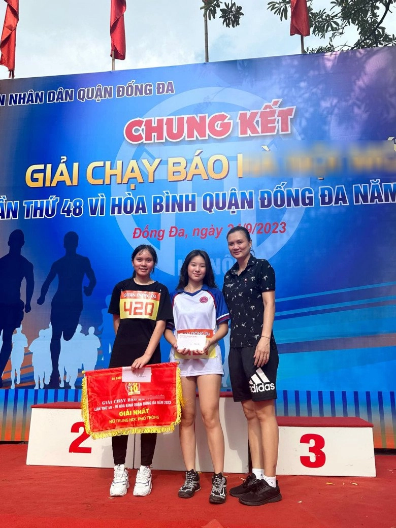 Con gái hoa khôi bóng chuyền kim huệ chuẩn con nhà nòi bắp tay rắn chắc gương mặt đối lập body - 7