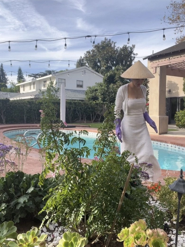 hoa hậu ăn chơi sống với chồng thứ 2 trong biệt thự có bể bơi sân vườn ngập tràn hoa lá - 10
