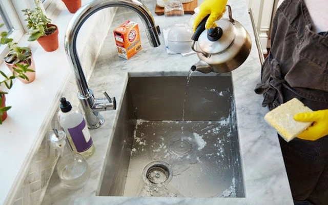 Một món đồ trong bếp bẩn hơn bồn cầu là ổ chứa vi khuẩn nhưng nhiều người vẫn vô tư ngâm bát rửa rau - 2