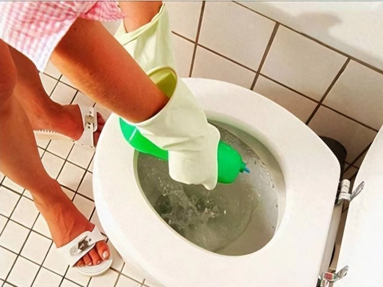 Phòng tắm nhìn rất sạch sẽ nhưng luôn có mùi hôi hãy làm 5 việc này để giảm bớt mùi - 5