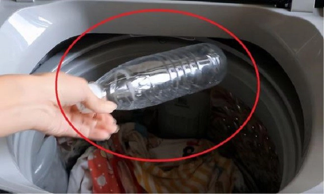 Tại sao khi giặt đồ nên cho 2 chai nhựa vào máy giặt tưởng hại máy nhưng lợi không ngờ - 1