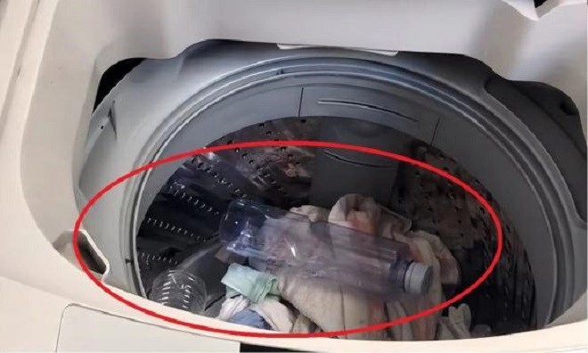 Tại sao khi giặt đồ nên cho 2 chai nhựa vào máy giặt tưởng hại máy nhưng lợi không ngờ - 2