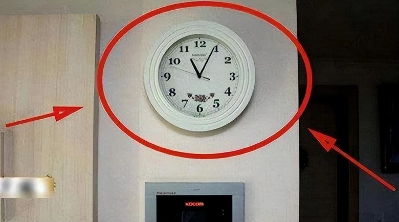 Tại sao không nên treo đồng hồ đối diện cửa chính - 2
